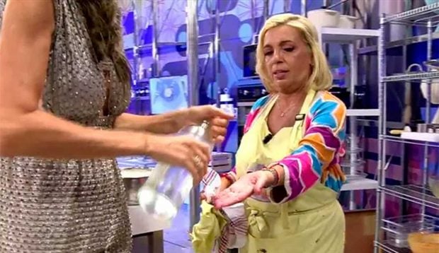 Paz Padilla aplica su "remedio milagroso" a Carmen Borrego, que se hab&iacute;a mareado en pleno directo / Telecinco