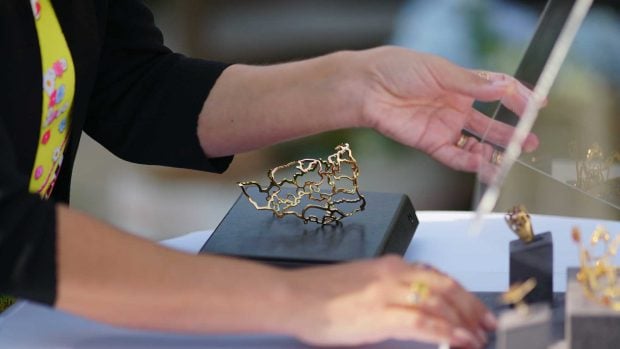 Pieza de joya en oro amarillo 18K de la dise&ntilde;adora Lisi Fracchia. 