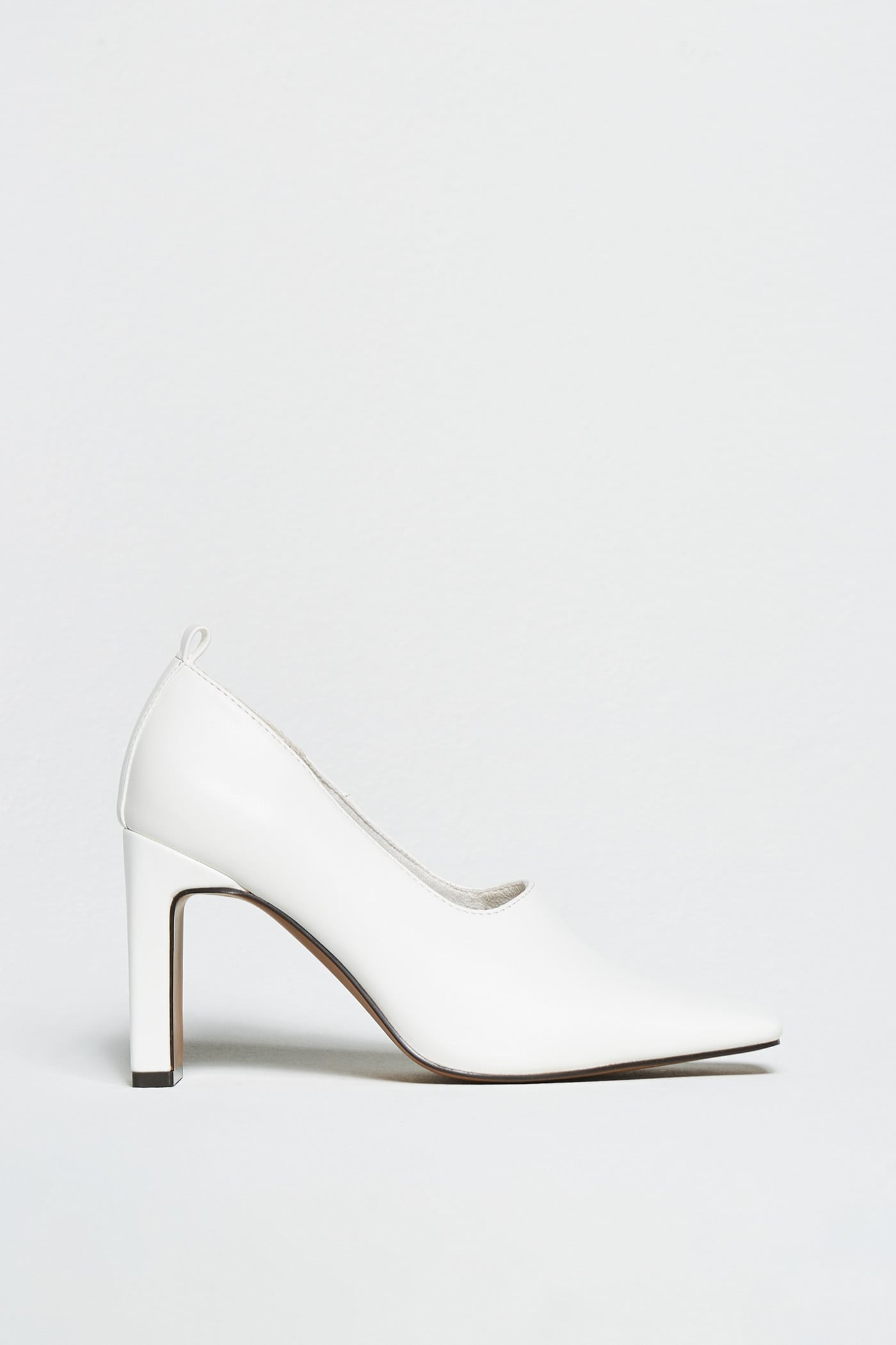 Sfera recrea los zapatos blancos retro de Prada que parecen de lujo, pero valen solo 35 euros