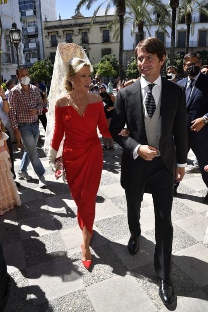 Carlos Cortina llegando al enlace junto a su madre, Miriam Lapique./Gtres