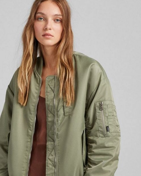 Regreso al estilo de los 90 con estas 5 bombers tendencia para este oto&ntilde;o 2021