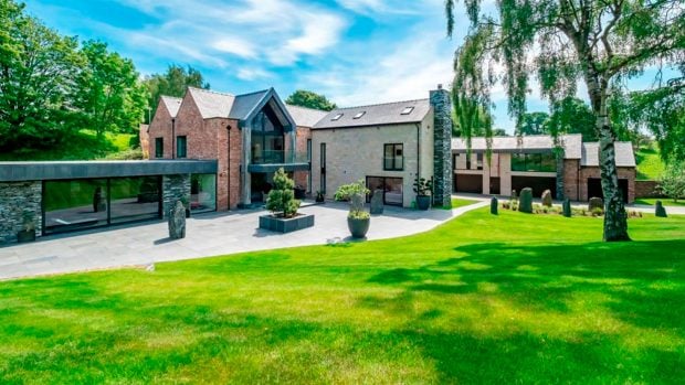 As&iacute; es la casa donde Cristiano Ronaldo y Georgina Rodr&iacute;guez van a vivir en Manchester durante los pr&oacute;ximos dos a&ntilde;os / / JACKSON-STOPS.CO.UK