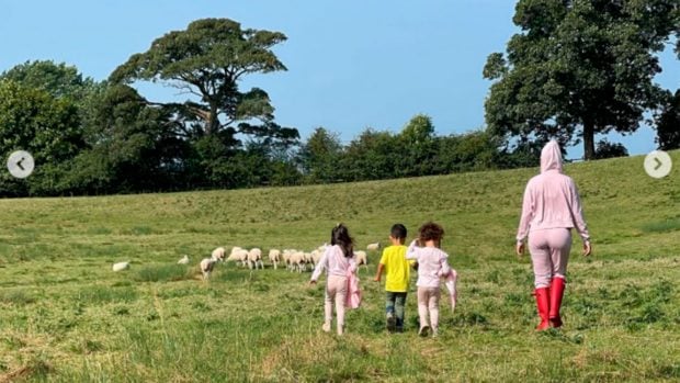 Georgina Rodr&iacute;guez y sus hijos, disfrutando del campo de Manchester / Instagram