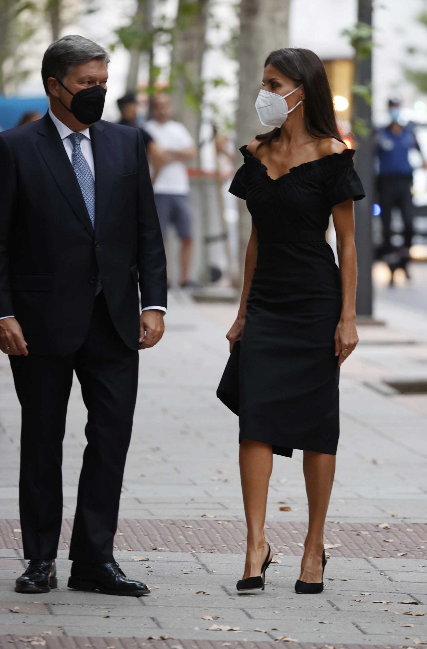 Letizia ha estrenado un favorecedor vestido negro / GTRES