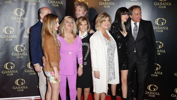 Edmundo Arrocet con la familia Campos en un evento. (Foto: Gtres)
