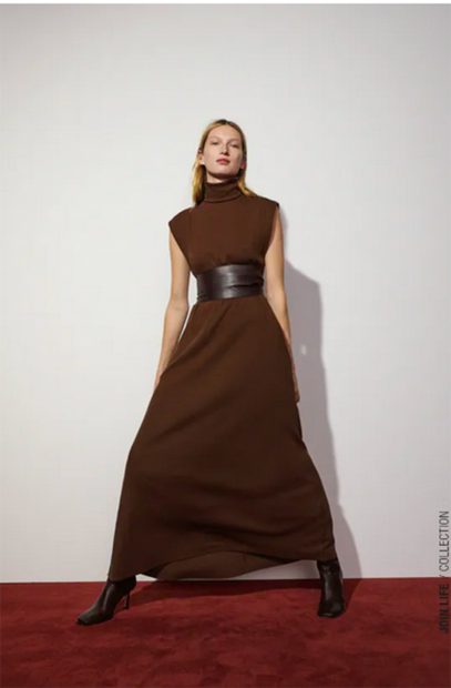 Vestido marr&oacute;n con cintur&oacute;n de Zara./Zara