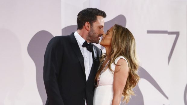 Jennifer Lopez y Ben Affleck han posado juntos por primera vez en una alfombra roja./Gtres