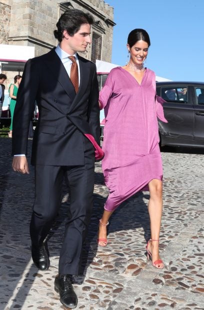 Sof&iacute;a Palazuelo y Fernando Fitz-James llegando al enlace del hermano de la experta en Marketing./Gtres