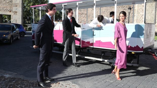 Los invitados han sido trasladados hasta el Palacio de Galiana en un tren tur&iacute;stico./Gtres
