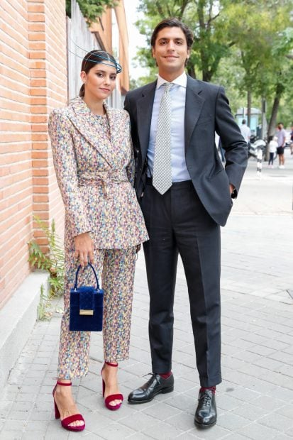 Mar&iacute;a Garc&iacute;a de Jaime junto a su marido, Tom&aacute;s P&aacute;ramo posando en la entrada de la iglesia./Gtres
