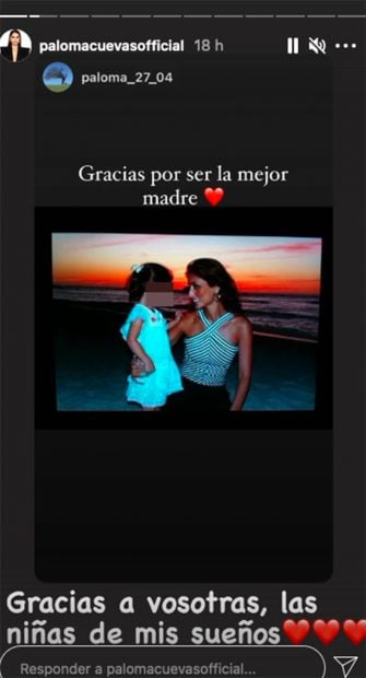 Paloma Cuevas recibe la felicitaci&oacute;n de sus hijas./Instagram @palomacuevasofficial