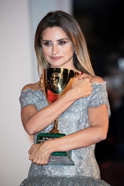 La int&eacute;rprete abrazando el galard&oacute;n que ha recibido en el Festival de Venecia -Italia-./Gtres