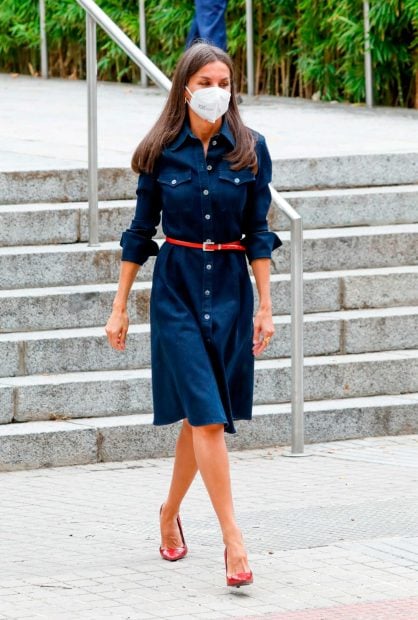 La Reina ha escogido un vestido vaquero de Hugo Boss para un d&iacute;a tan emotivo como su regreso a las aulas magnas de la Complutense / Gtres