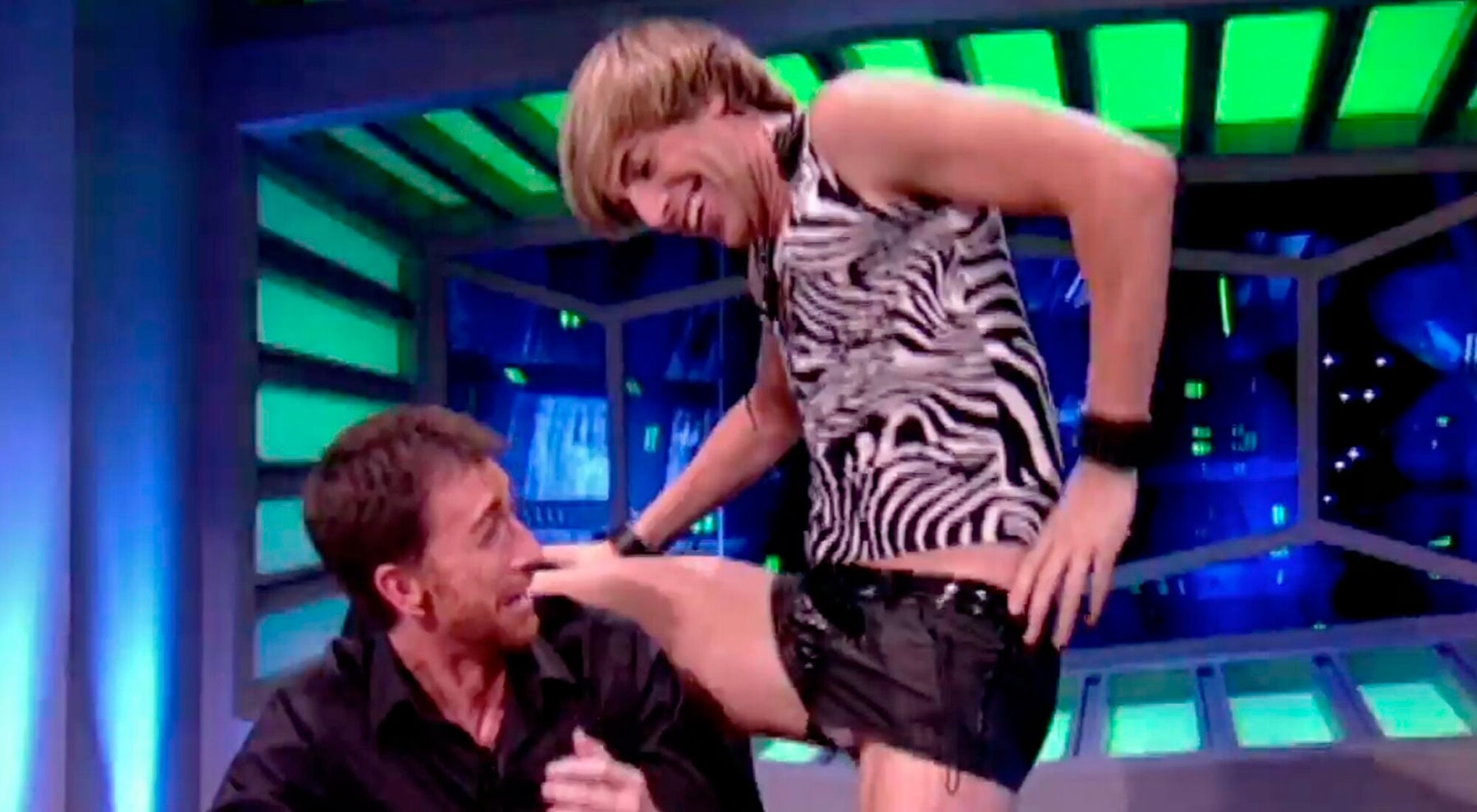 Sacha Baron Cohen poniendo en un aprieto a Pablo Motos durante la emisi&oacute;n de 'El Hormiguero' en el a&ntilde;o 2009 / Antena3'