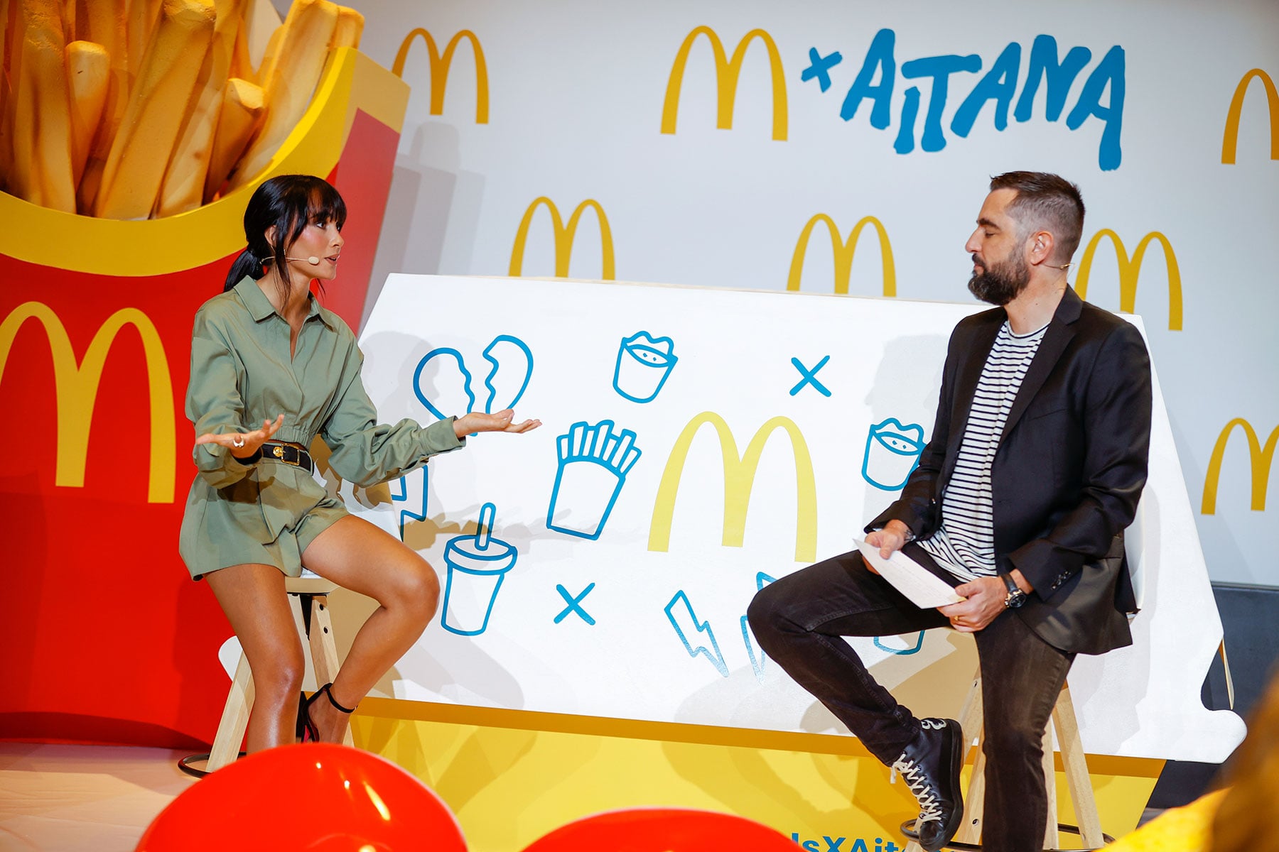 La cantante Aitana contando los detalles de sus gustos culinarios durante la presentaci&oacute;n del menu 'Mc Aitana' / Gtres