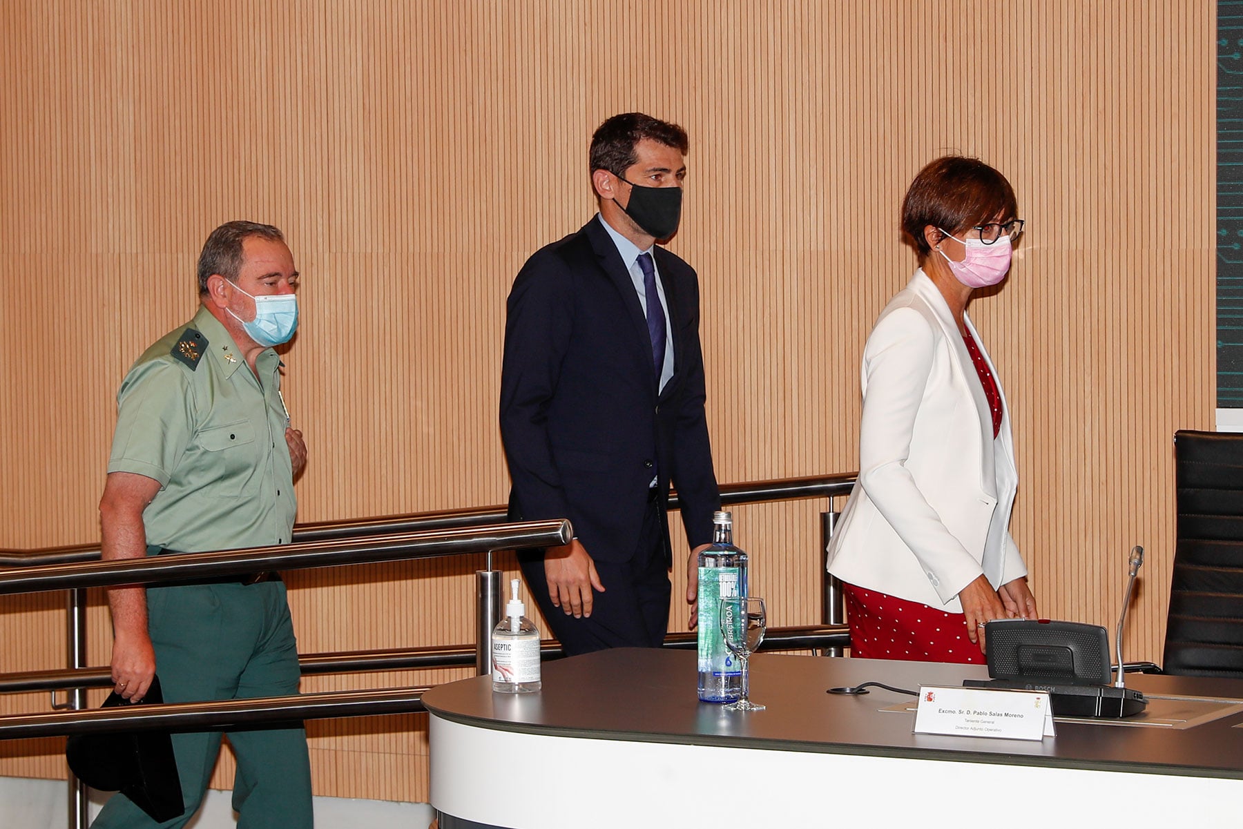 Iker Casillas entrando a la Inauguraci&oacute;n de la III Liga Nacional de Retos en el Ciberespacio acompa&ntilde;ado de las autoridades/ Gtres