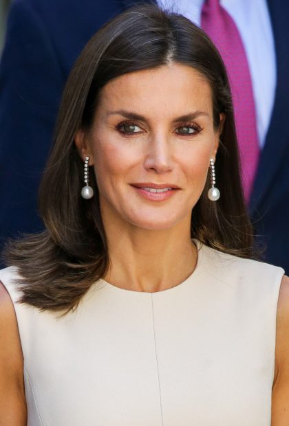 La Reina Letizia, tambi&eacute;n se ha decantado por las perlas. En la fotograf&iacute;a los luce en forma de pendientes./Gtres
