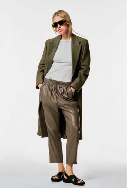 Pantal&oacute;n 'The Weekend' en polipiel./Zara