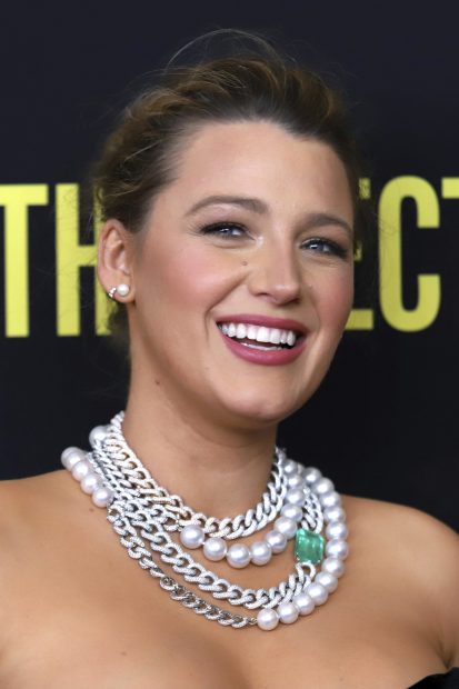 La actriz Blake Lively luce un collar que mezcla una cadena y perlas./Gtres