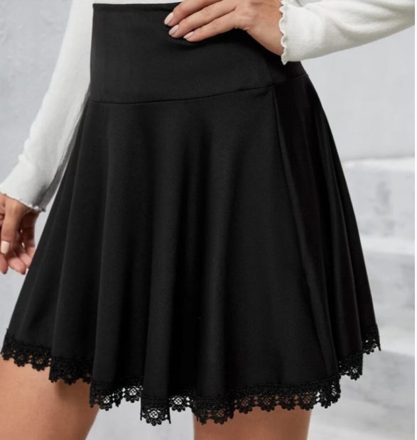 Camisa blanca y falda negra, el look oto&ntilde;al de Sara Carbonero est&aacute; en Shein