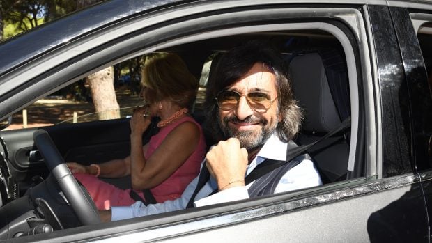 Antonio Carmona ha sido de los primeros invitados en llegar a la boda de Elena Furiase y Gonzalo Sierra./Gtres