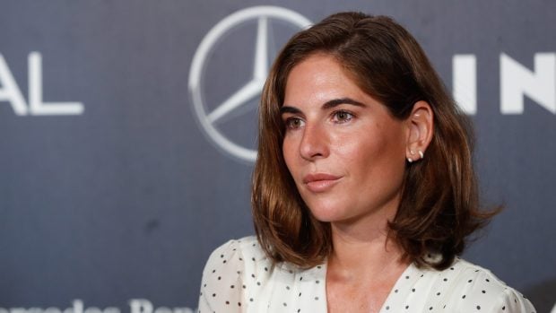 La dise&ntilde;adora ha optado para la especial ocasi&oacute;n por un vestido de lunares de Pertegaz./Gtres