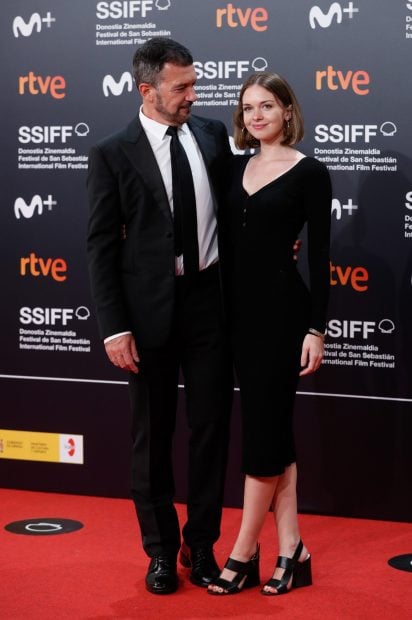 Antonio Banderas y su hija, Stella del Carmen posando en el 'photocall' del Festival de San Sebasti&aacute;n./Gtres