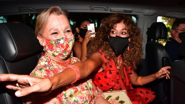 Rosario Flores ha apostado por un vestido de lunares para la boda de Elena Furiase y Gonzalo Sierra./Gtres