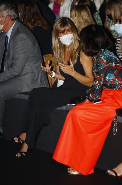 La mujer de Pedro S&aacute;nchez disfrutando de un desfile en la Mercedes-Benz Fashion Week./Gtres