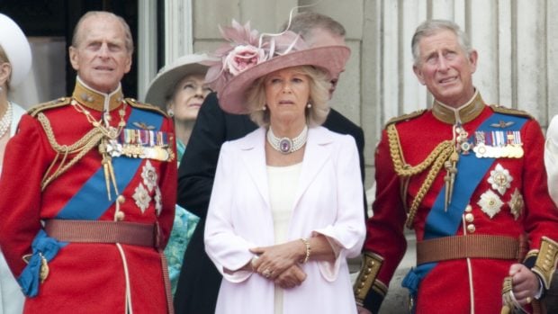 El duque de Edimburgo junto a su hijo, el pr&iacute;ncipe Carlos y Camilla Parker Bowles en una imagen de archivo./Gtres