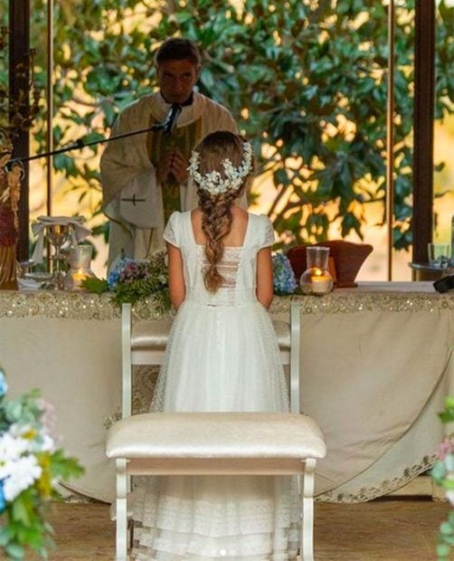 Bianca, la hija de Paloma Cuevas y Enrique Ponce el d&iacute;a de su Primera Comuni&oacute;n./Instagram @palomacuevasofficial