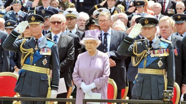 La reina Isabel II y el duque de Edimburgo junto a su hijo, el pr&iacute;ncipe Carlos en una imagen de archivo./Gtres