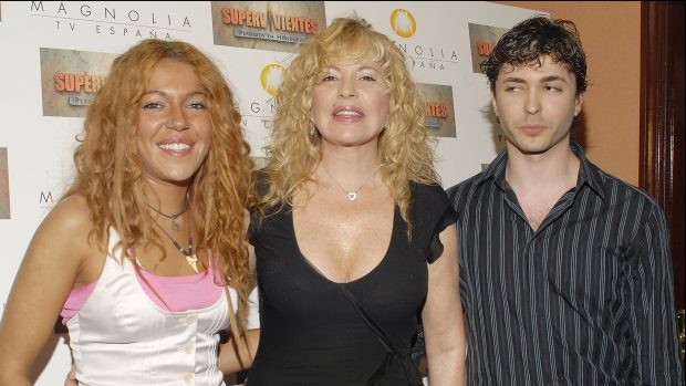 Sof&iacute;a y &Aacute;ngel Cristo Jr. junto a B&aacute;rbara Rey en una imagen de archivo./Gtres