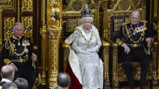 La reina Isabel II y el duque de Edimburgo junto a su hijo, el pr&iacute;ncipe Carlos en una imagen de archivo./Gtres