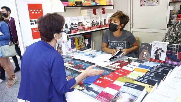 Sonsoles &Oacute;nega durante la Feria del Libro de Madrid / GTRES