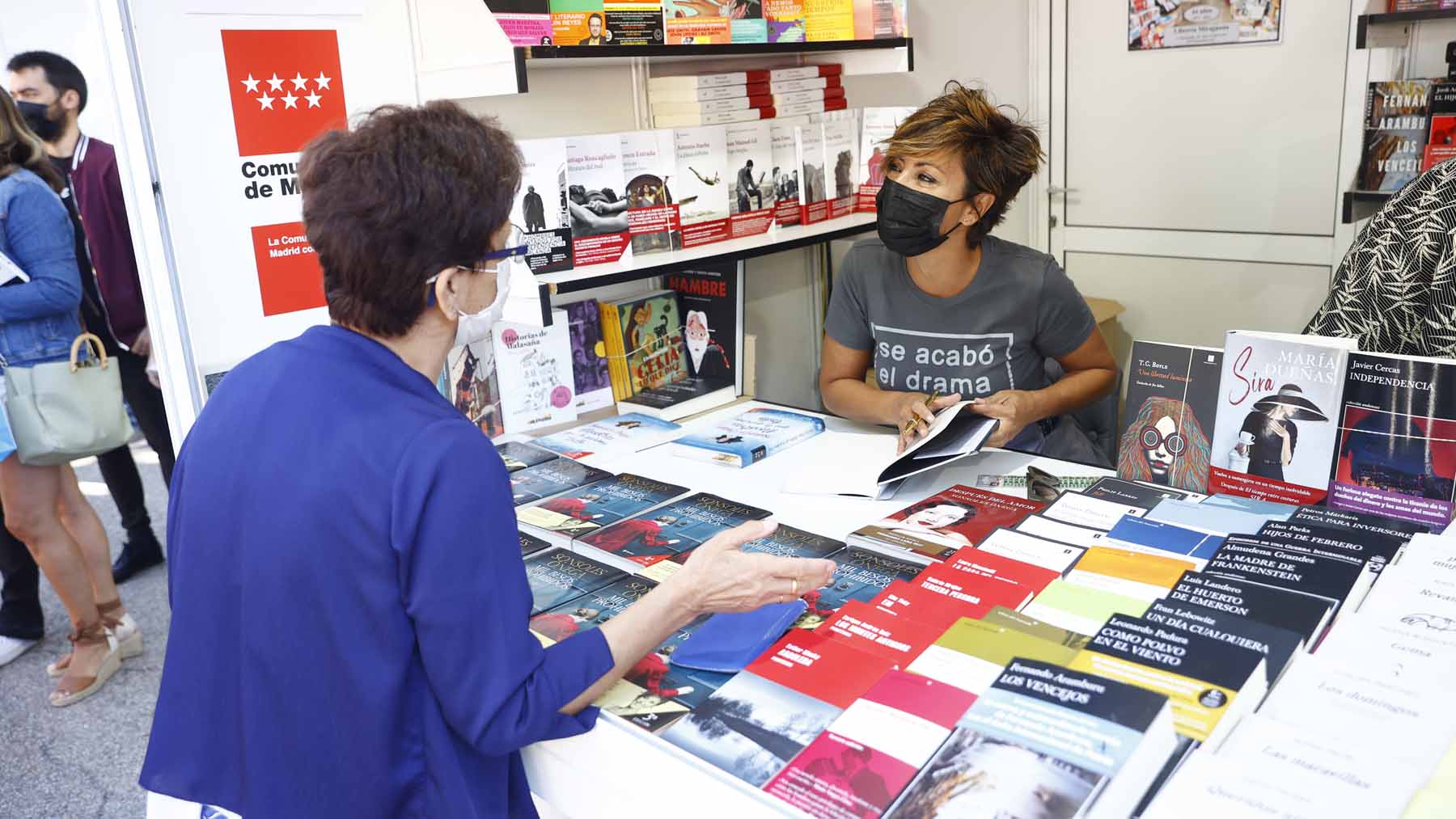 Sonsoles &Oacute;nega durante la Feria del Libro de Madrid / GTRES
