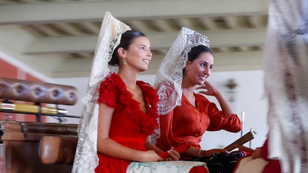 Hace unas semanas Cayetana Rivera debut&oacute; en la Goyesca. Evento taurino al que tambi&eacute;n acudi&oacute; su padre, Francisco Rivera y su mujer, Lourdes Montes./Gtres