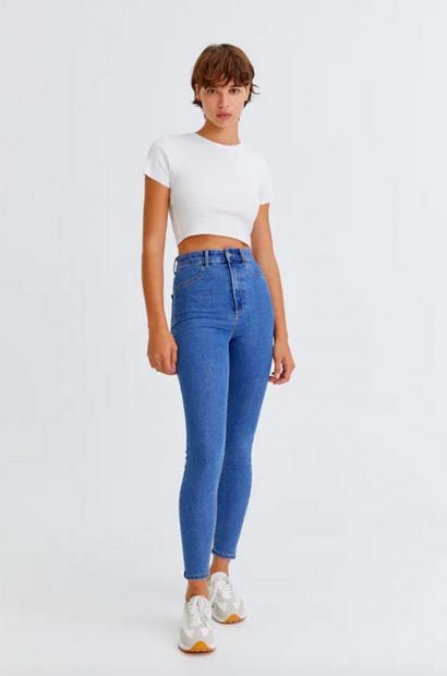 Pantalones vaqueros de Pull & Bear en color azul. Tambi&eacute;n se pueden encontrar en un tono gris y negro./Pull & Bear
