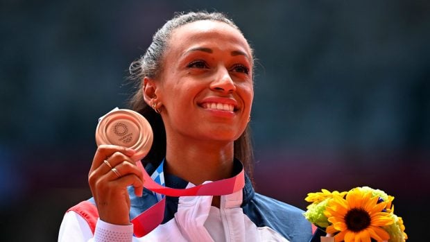 Ana Peleteiro besa su bronce conseguido en Tokyo 2020. (Foto: Gtres)