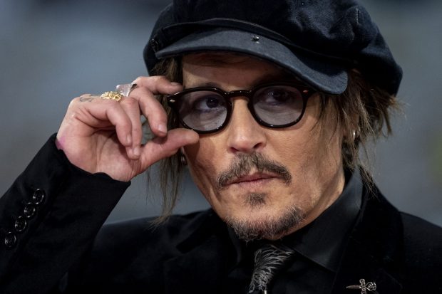 Johnny Depp ha recibido el premio Donostia en el Festival de Cine de San Sebasti&aacute;n, adonde ha llegado ataviado con su inconfundible apariencia / Gtres