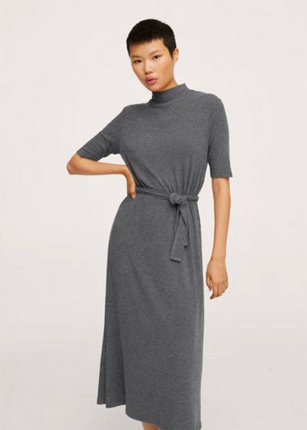 Vestido midi gris con cintur&oacute;n incluido./Mango
