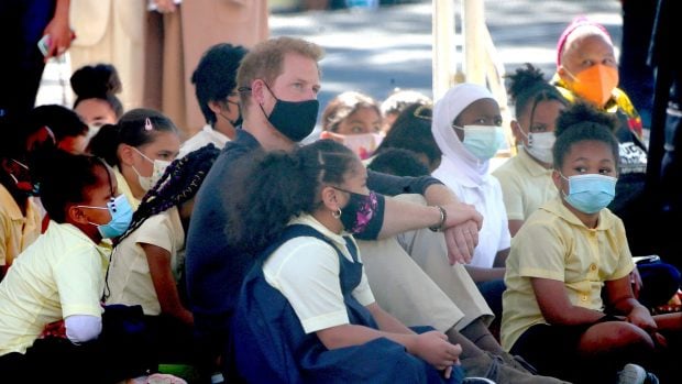 El pr&iacute;ncipe Harry en su visita a un colegio en Nueva York./Gtres