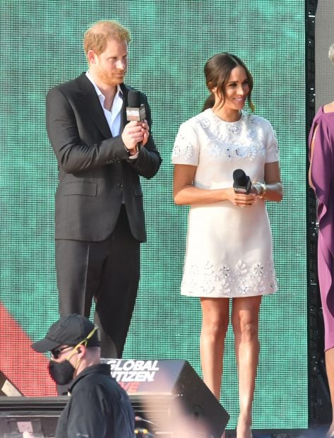 El pr&iacute;ncipe Harry ha optado por un traje de dos piezas formado por una chaqueta, camisa blanca y pantal&oacute;n negro./Gtres