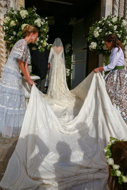 Parte trasera del dise&ntilde;o del vestido de la Princesa. Ha optado por una larga cola y ha tenido que ser ayudada por algunas invitadas para poder entrar sin problemas a la iglesia./Gtres