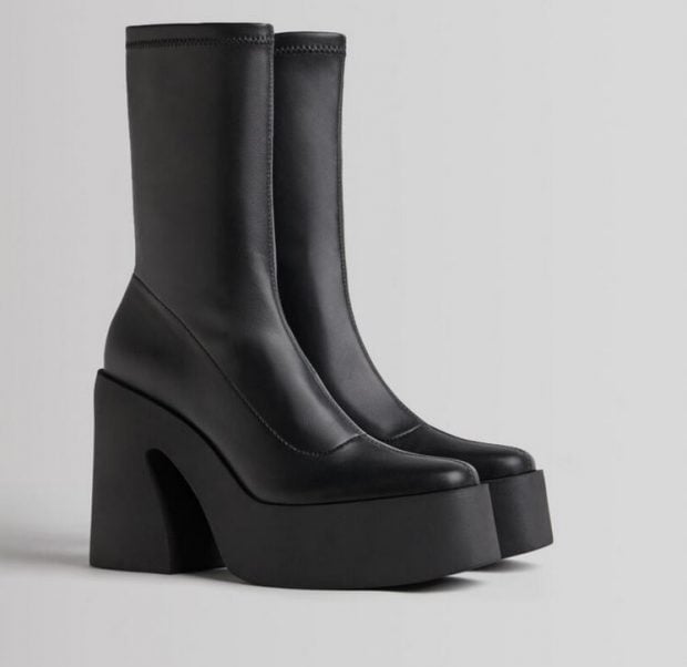 El clon de los botines de Versace est&aacute; en Bershka por un precio irresistible