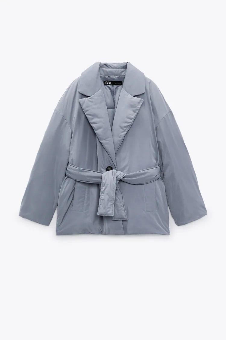 Zara tiene el abrigo de Prada que triunfa en las pasarelas de todo el mundo por menos de 40 euros
