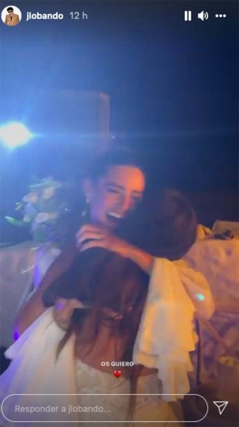 Susana Molina y Anabel Pantoja abrazadas en uno de los momentos m&aacute;s emotivos de la boda./Instagram @jlobando