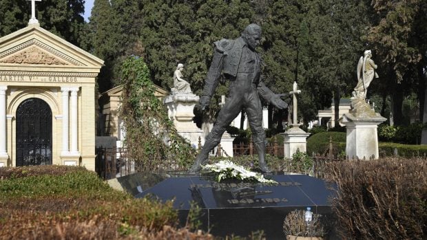 Tumba situada en el cementerio de San Fernando -Sevilla- donde descansan los restos mortales del torero Francisco Rivera. Campo santo en el que tambi&eacute;n se levant&oacute; el pante&oacute;n de Paquirri, presidido por una escultura en bronce, obra de V&iacute;ctor Ochoa./Gtres
