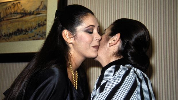 Isabel Pantoja y do&ntilde;a Ana en una imagen de archivo durante un acto p&uacute;blico./Gtres