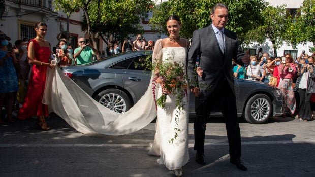 Claudia Osborne, junto a su padre, Bert&iacute;n Osborne, el d&iacute;a de su boda con Jos&eacute; Entrecanales, en C&aacute;diz / Gtres